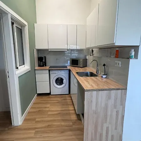 Ground Floor Apartment Very Close To The Sea! アパート *
